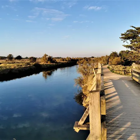 Les Pieds Dans L'eau Apartment *